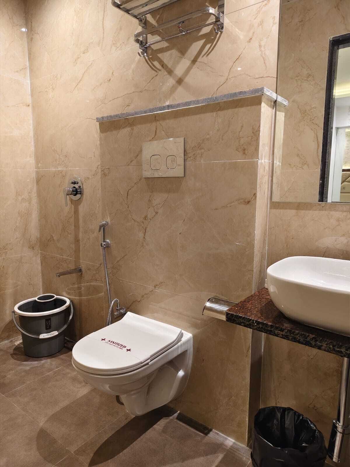 Un baño con inodoro, lavabo y bidé.