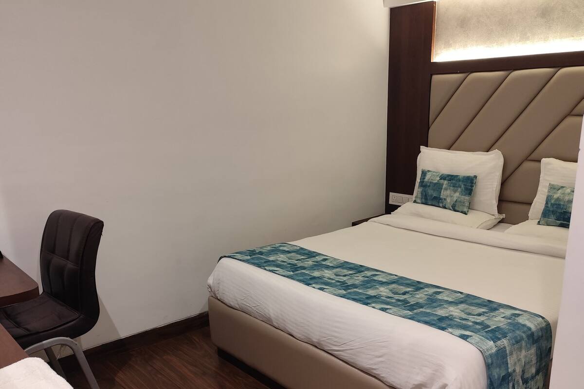 Classic Room, 1 King Bed | Desk, soundproofing, WiFi (free)