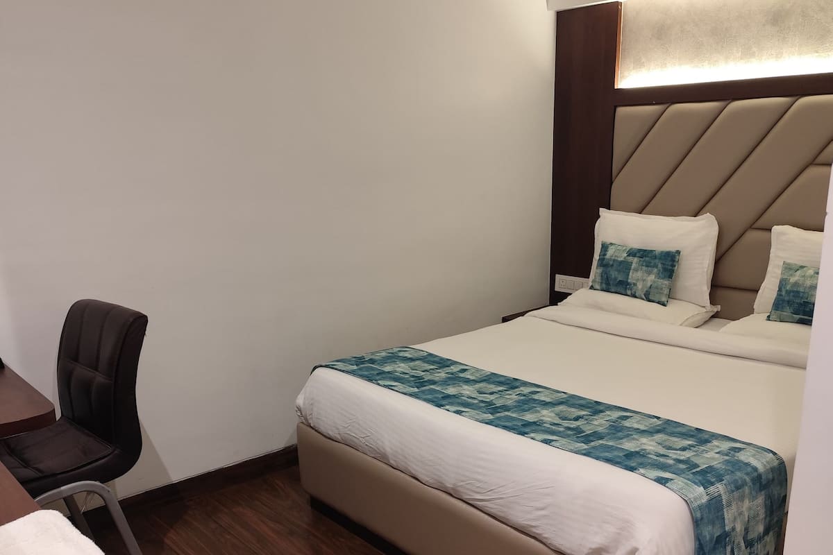 Phòng phong cách cổ điển, 1 giường cỡ king | Bàn, phòng cách âm, truy cập Internet không dây miễn phí