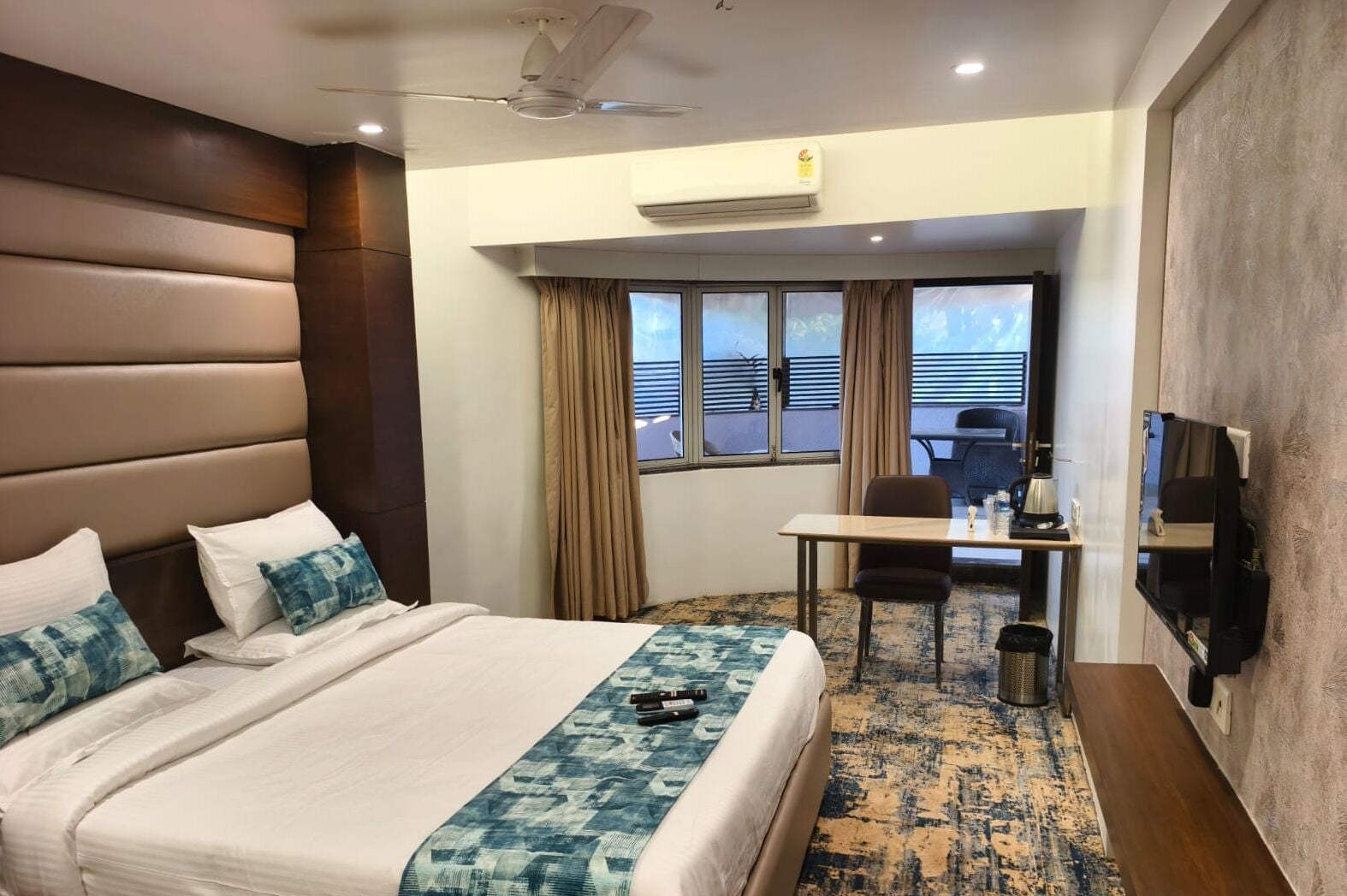 Desk, soundproofing, free WiFi