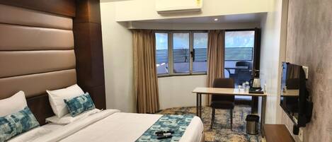 Desk, soundproofing, free WiFi