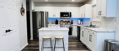 KĂŒhlschrank, Mikrowelle, Ofen, Herdplatte