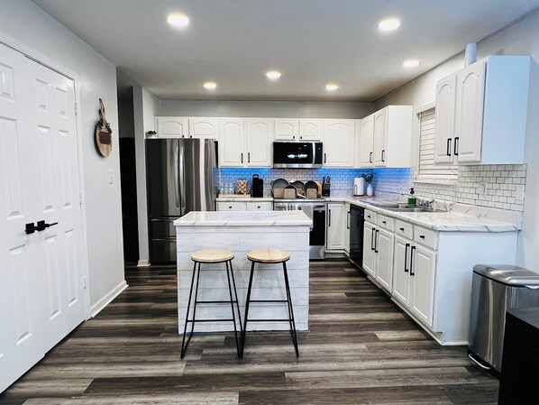 Frigorífico, microondas, horno y placa de cocina