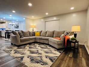 Una Smart TV, una biblioteca de música, una videoteca, una oficina