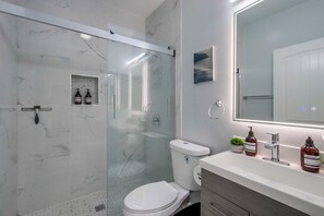 Hårføner, håndklær, såpe og toalettpapir