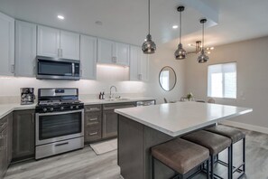 Private kitchen - Luxury Downtown Oasis with Spa (San Diego)