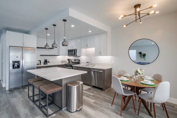 Private kitchen - Luxury Downtown Oasis with Spa (San Diego)