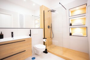 Dusj, hårføner, håndklær og såpe