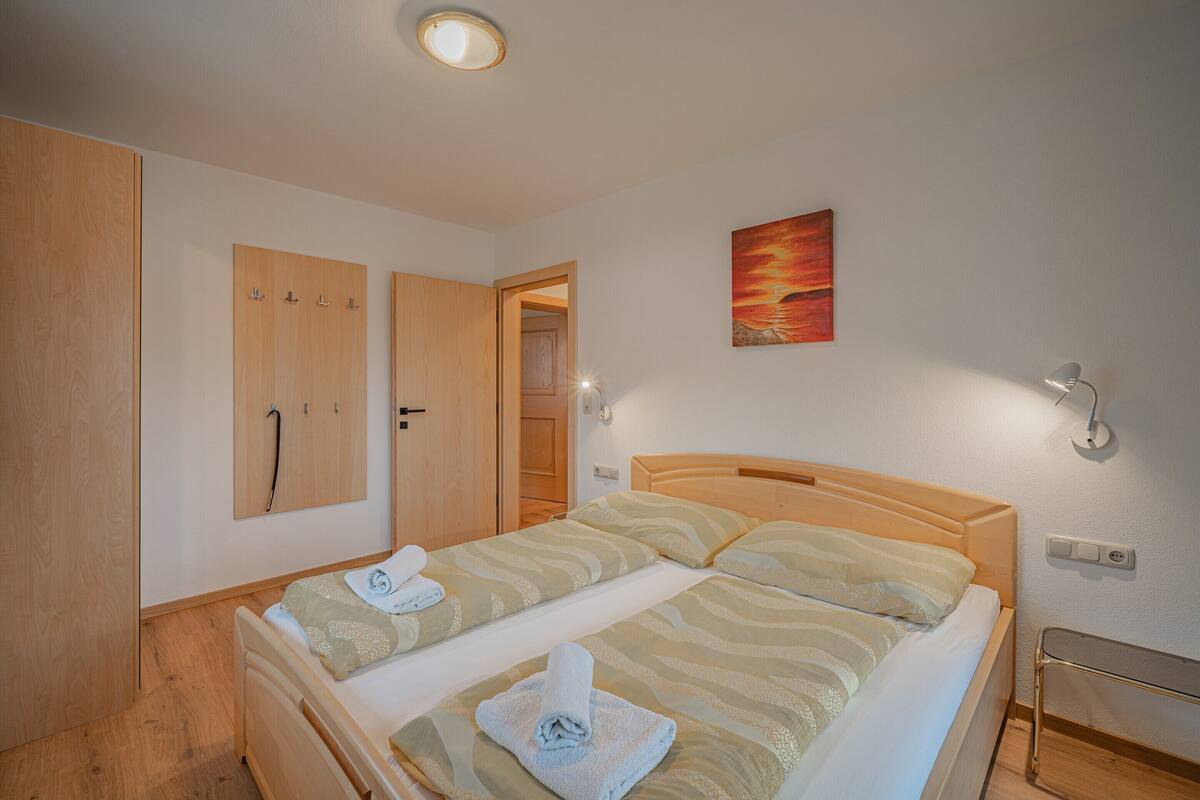 Deluxe Apartment, 2 Bedrooms | 3 bedrooms, individually furnished, bed sheets