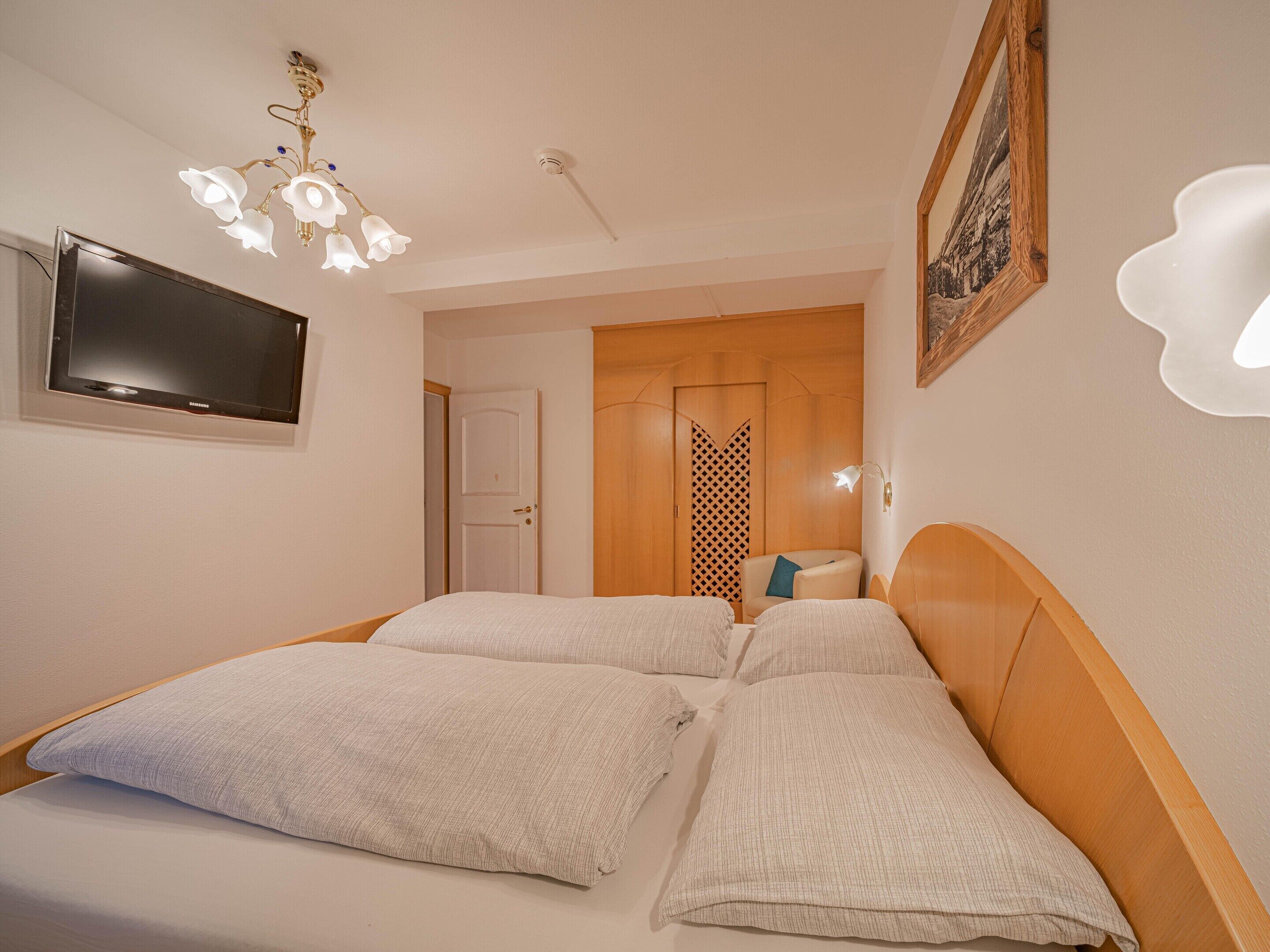 Classic Apartment, 4 Bedrooms | 10 bedrooms, individually furnished, bed sheets