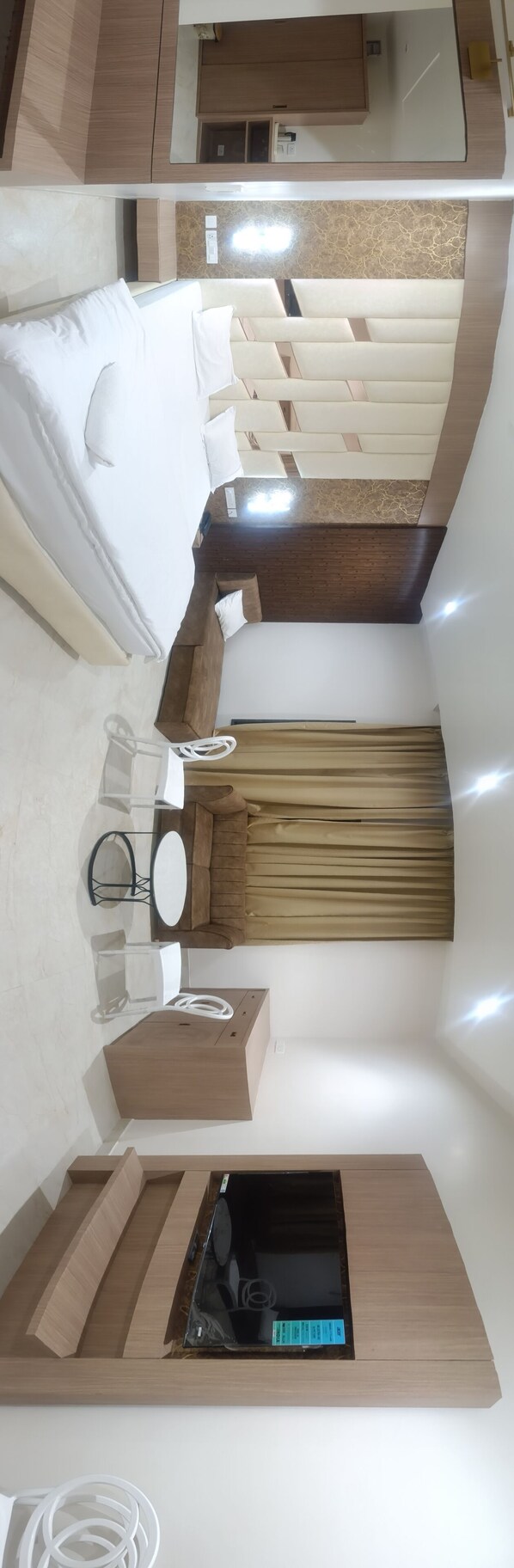 Deluxe Double Room, Balcony, City View | Living area