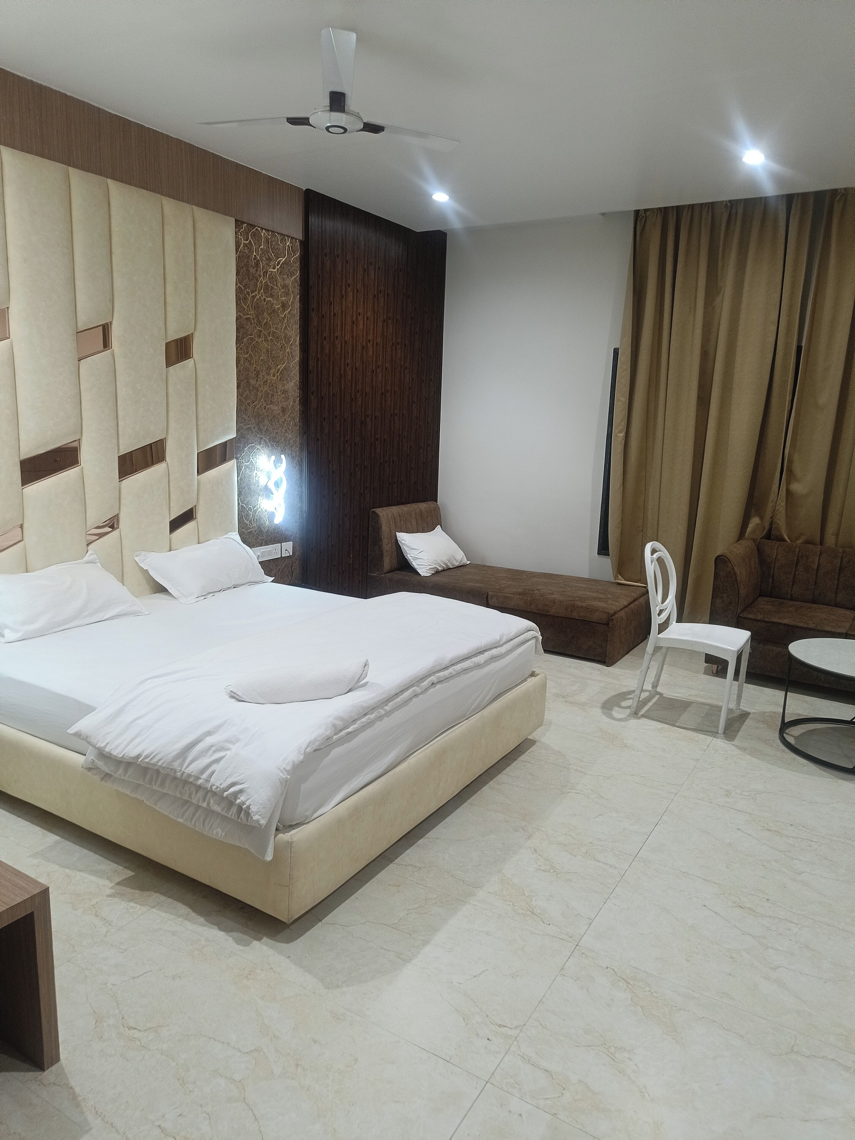 Habitación Deluxe doble, balcón, vistas a la ciudad | Escritorio, espacio para trabajar con un portátil, wifi gratis