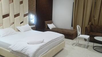 Habitación Deluxe doble, balcón, vistas a la ciudad | Escritorio, espacio para trabajar con un portátil, wifi gratis