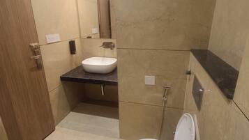 Deluxe-Doppelzimmer, Balkon, Stadtblick | Badezimmer