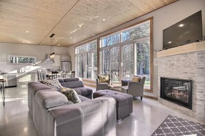 TV, fireplace