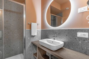 Douche, serviettes fournies, savon, shampoing