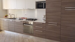 Una cocina moderna con estufa a gas, horno y microondas.