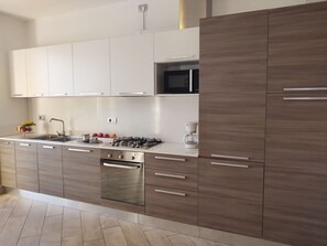 Fridge, oven, dishwasher, cookware/dishes/utensils