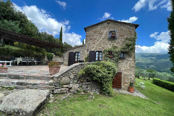 Outdoor dining - Beautiful property with pool (Cortona)