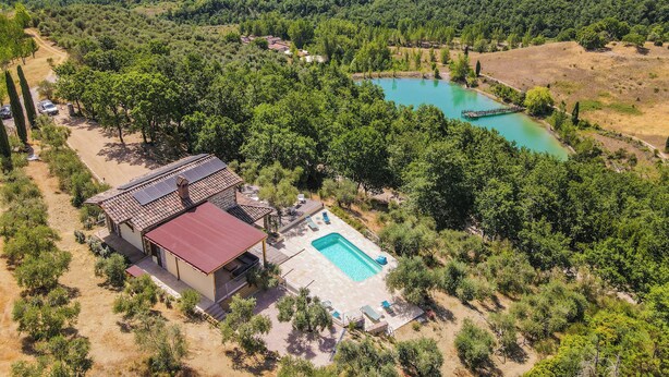 A villa with a swimming pool, surrounded by lush greenery and hills. - Villa with private pool, hot tub. Quiet area & 100% privacy. panoramic views! (Umbria)