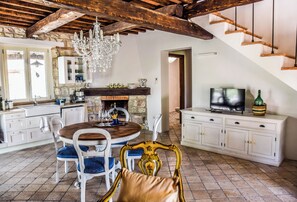 Dining - Villa with private pool, hot tub. Quiet area & 100% privacy. panoramic views! (Umbria)