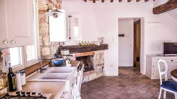 Frigorifero, forno, piano cottura, lavastoviglie