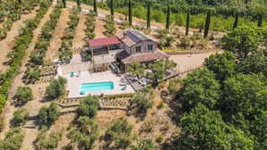 A large house with a swimming pool, surrounded by trees and hills. - Villa with private pool, hot tub. Quiet area & 100% privacy. panoramic views! (Umbria)