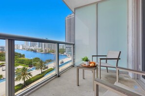 Property grounds - Unique 2BR Apartment Gym & Pool (Hallandale Beach)