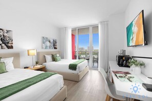 2 habitaciones, escritorio y tabla de planchar con plancha