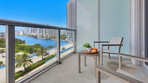 Property grounds - Unique 2BR Apartment Gym & Pool (Hallandale Beach)