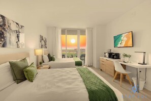 Escritorio, tabla de planchar con plancha, cuna de viaje y wifi