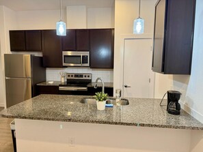 Fridge, microwave, oven, stovetop - Cozy 1-bedroom apartment in tranquil Leander with WiFi, AC, fitness room (Leander)