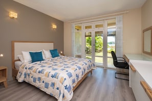 3 bedrooms, iron/ironing board, travel cot, WiFi - Waterfront apartment, In the center of Grand Bay (Grand Baie)