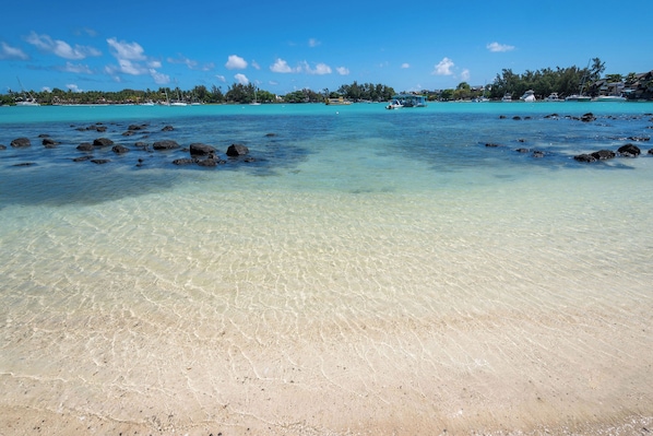 On the beach - Waterfront apartment, In the center of Grand Bay (Grand Baie)