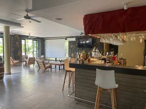 Bar (on property) - Wonderful Mont Choisy flat, huge lagoon pool (Trou-aux-Biches)