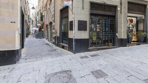 A narrow cobblestone street with a closed metal gate and a no-entry sign. - Libeccio - Style and Comfort at Two Steps from the Cathedral (Genova)
