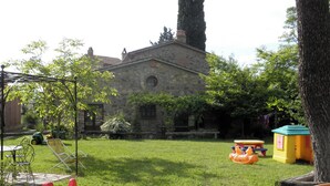 A stone building with a garden in front. - Borgo Santa Maria Privat Pool Wifi (Monteleone d'Orvieto)