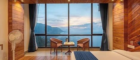 Suite – president, dalutsikt | Sengetøy i egyptisk bomull, sengetøy av topp kvalitet og safe på rommet