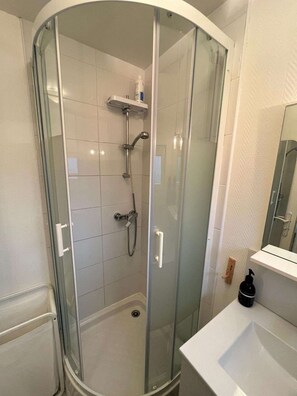 Een douche, handdoeken