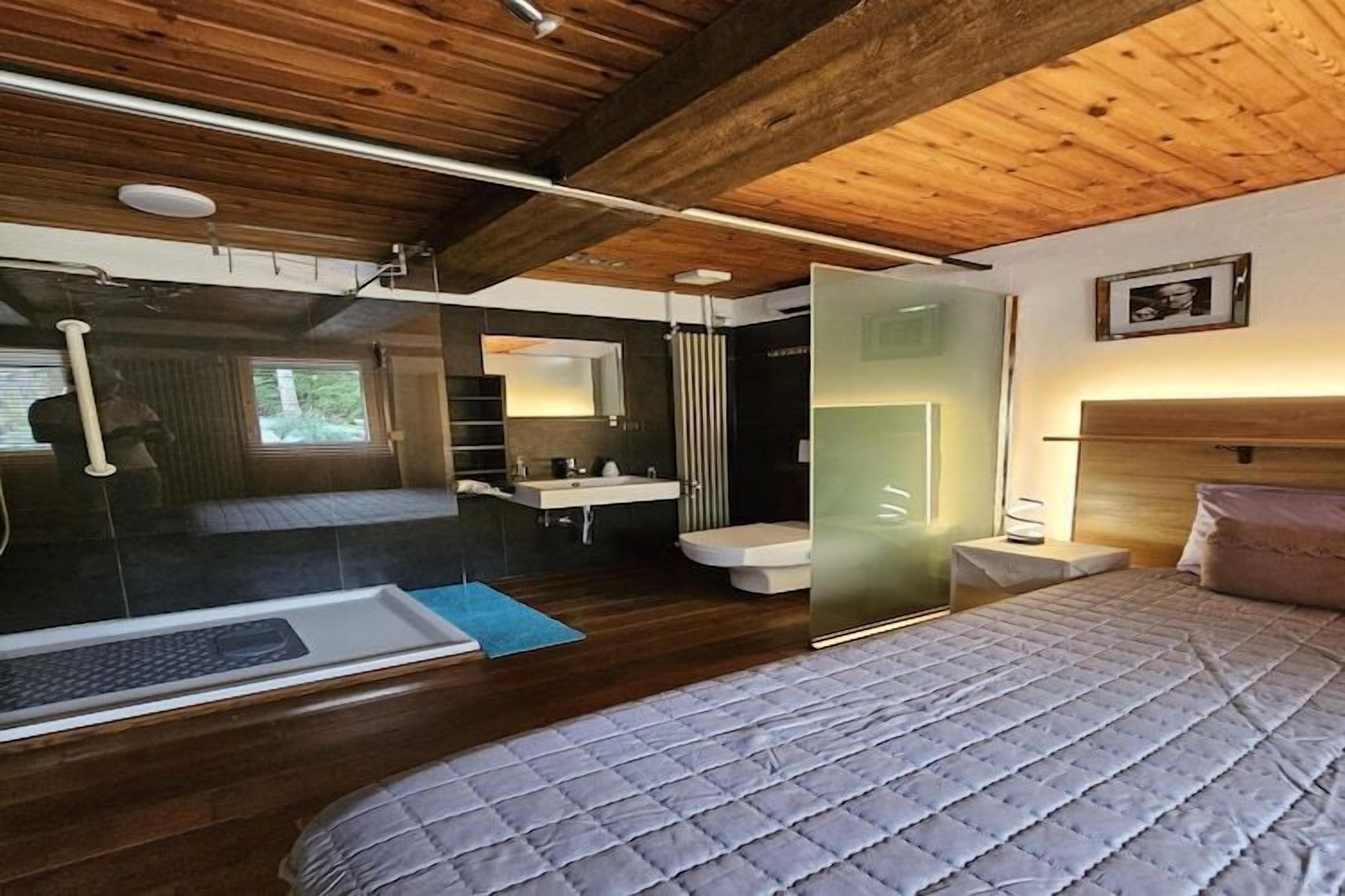 2 bedrooms, desk, iron/ironing board