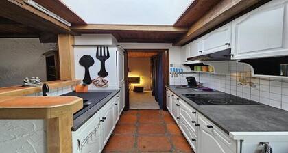 Bauernhaus in Belgien mit grünem Garten