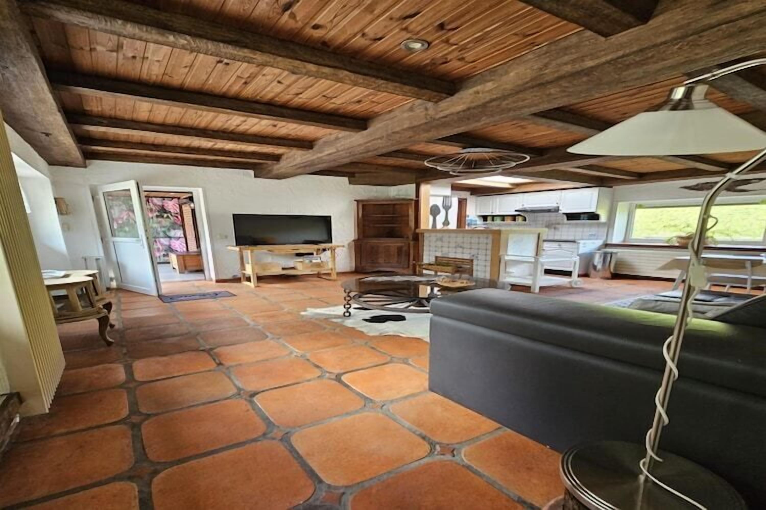 Smart TV, futbolito y tenis de mesa 