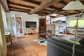 Smart-tv, bordsfotboll och ett bordtennisbord