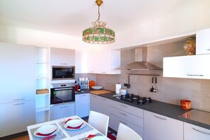 Jääkaappi, uuni, liesi, astianpesukone