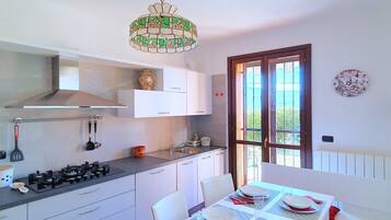 Frigorifero, forno, piano cottura, lavastoviglie