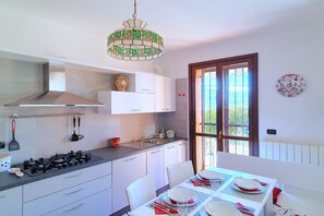 Réfrigérateur, four, plaque de cuisson, lave-vaisselle