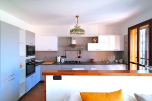 Jääkaappi, uuni, liesi, astianpesukone