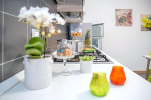 Kühlschrank, Mikrowelle, Herdplatte