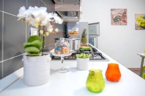 Frigorífico, microondas, placa de cocina y mesa de comedor