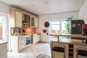 Ferienhaus am Sonnenberg | Cocina privada | Refrigerador con congelador, horno, parrilla de estufa y lavavajillas 